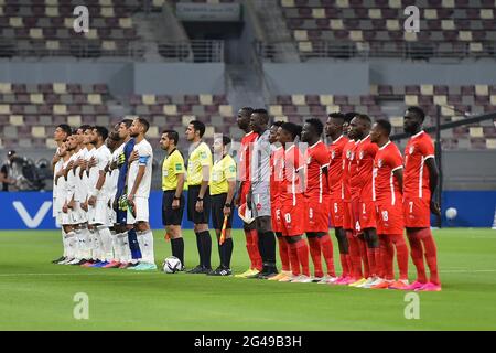 Doha, Katar. Juni 2021. Spieler und Schiedsrichter stehen während der FIFA Arab Cup Qatar 2021 Qualifying-Runde Fußballspiel zwischen Libyen und dem Sudan in Doha, Katar, 19. Juni 2021. Kredit: Nikku /Xinhua/Alamy Live Nachrichten Stockfoto