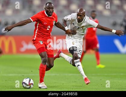 Doha, Katar. Juni 2021. Abuaagla Abdalla (L) aus dem Sudan steht mit Mohammed Alhaddaj aus Libyen während des FIFA Arab Cup Qatar 2021 Qualifying round Football match in Doha, Katar, 19. Juni 2021, im Spiel. Kredit: Nikku /Xinhua/Alamy Live Nachrichten Stockfoto