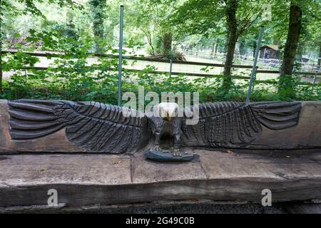 Nahaufnahme einer geschnitzten hölzernen Adler-Skulptur in einem Park Stockfoto