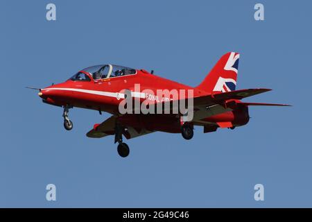 XX242, ein britischer Aerospace Hawk T1, der vom Royal Air Force Aerobatic Team, den Red Arrows, betrieben wird und am Flughafen Prestwick in Ayrshire, Schottland, ankommt. Das Team hielt in Prestwick an, bevor es am nächsten Tag nach Nordirland flog, um eine Ausstellung zum Tag der Streitkräfte durchzuführen. Stockfoto