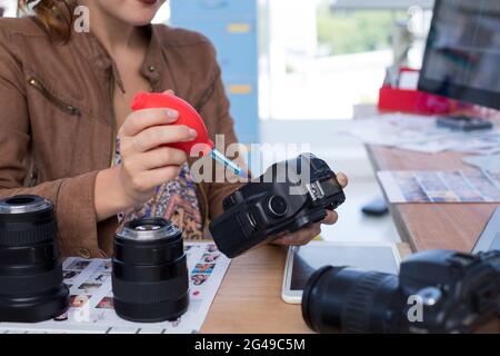 Weibliche Führungskraft repariert eine Digitalkamera Stockfoto