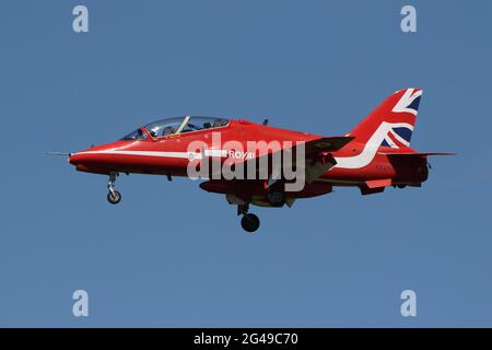 XX242, ein britischer Aerospace Hawk T1, der vom Royal Air Force Aerobatic Team, den Red Arrows, betrieben wird und am Flughafen Prestwick in Ayrshire, Schottland, ankommt. Das Team hielt in Prestwick an, bevor es am nächsten Tag nach Nordirland flog, um eine Ausstellung zum Tag der Streitkräfte durchzuführen. Stockfoto