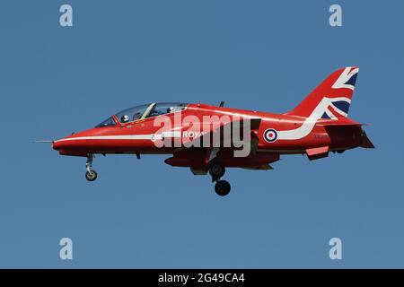 XX242, ein britischer Aerospace Hawk T1, der vom Royal Air Force Aerobatic Team, den Red Arrows, betrieben wird und am Flughafen Prestwick in Ayrshire, Schottland, ankommt. Das Team hielt in Prestwick an, bevor es am nächsten Tag nach Nordirland flog, um eine Ausstellung zum Tag der Streitkräfte durchzuführen. Stockfoto