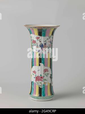 Becherglas Vase mit Figuren, Blütensprühen und glücklichen Symbolen in geformten Tafeln auf mehrfarbigem Boden. Bek Porzellanschrott mit Trompetenhals und gerippter Wand, auf die Glasur in blau, rot, rosa, grün, gelb gemalt, Lila, schwarz und Gold. An der Wand Kartuschen vor einem gemeinsamen Hintergrund von vertikalen Reifen (Harlekin-Muster); Zwei Kartuschen in Form von offenen Rollen mit einer Dame (langer Lijs) mit Jungen (Ozean) in einem umzäunten Garten mit blühenden Pflanzen, darunter zwei blattförmige Kartuschen mit ponda-Zweig und Schmetterling, auf beiden Seiten der großen Kurse ein kleinerer Granatapfel und f Stockfoto