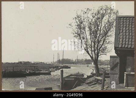 Boote in einem Seitenhafen der Amstel. Teil des Albums mit Bildern von Amsterdam und Umgebung. Stockfoto