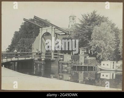 Brücke mit dem Turm der Amstelkerk in Ouderkerk auf der Amstel im Hintergrund. Teil des Albums mit Bildern von Amsterdam und Umgebung. Stockfoto