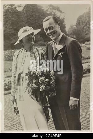 Porträt von Juliana, Königin der Niederlande, und Bernhard von Lippe-Biesterfeld. Porträt von Juliana und Bernhard im Garten des Noordeinde-Palastes in Den Haag. Anlässlich der Verlobung von Juliana und Bernhard am 8. September 1936. Stockfoto