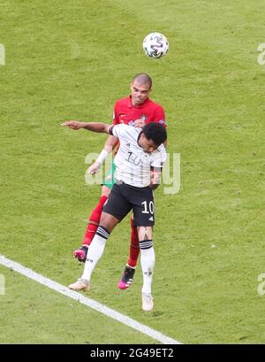 München, Deutschland. Juni 2021. Pepe (oben) aus Portugal wetteiferte um den Kopf mit Serge Gnabry aus Deutschland während des UEFA Euro 2020 Championship Group F Spiels in München, Deutschland, am 19. Juni 2021. Kredit: Shan Yuqi/Xinhua/Alamy Live Nachrichten Stockfoto