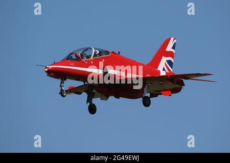 XX235, ein britischer Aerospace Hawk T1, der vom Royal Air Force Aerobatic Team, den Red Arrows, betrieben wird und am Flughafen Prestwick in Ayrshire, Schottland, ankommt. Das Team hielt in Prestwick an, bevor es am nächsten Tag nach Nordirland flog, um eine Ausstellung zum Tag der Streitkräfte durchzuführen. Stockfoto