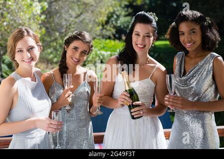 Braut und Brautjungfern mit Champagner Stockfoto