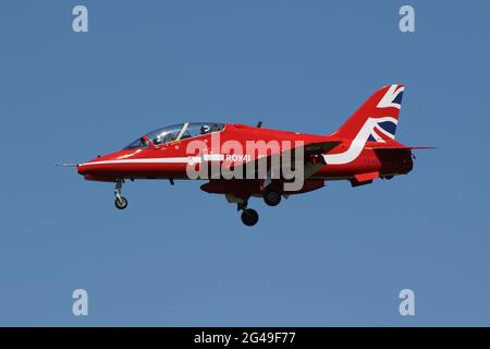 XX235, ein britischer Aerospace Hawk T1, der vom Royal Air Force Aerobatic Team, den Red Arrows, betrieben wird und am Flughafen Prestwick in Ayrshire, Schottland, ankommt. Das Team hielt in Prestwick an, bevor es am nächsten Tag nach Nordirland flog, um eine Ausstellung zum Tag der Streitkräfte durchzuführen. Stockfoto