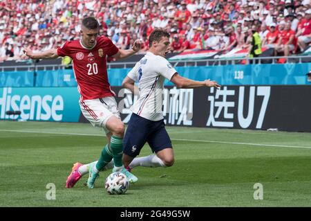 Budapest. Juni 2021. Der ungarische Roland Sallai (L) wetteiferte mit dem französischen Benjamin Pavard während des Spiels der Gruppe F bei der UEFA Euro 2020 in Budapest, Ungarn am 19. Juni 2021. Quelle: Attila Volgyi/Xinhua/Alamy Live News Stockfoto