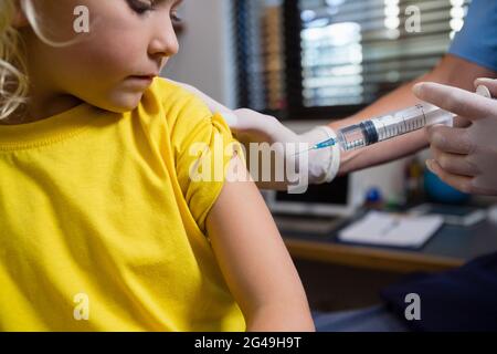 Physiotherapeutin injiziert Mädchen Patientin Stockfoto