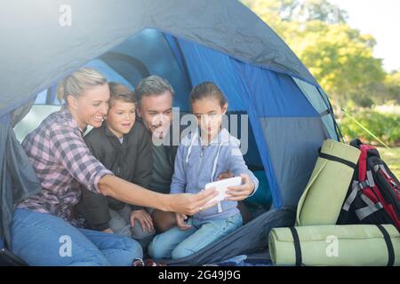 Familie, die eine Selfie im Zelt am Campingplatz Stockfoto