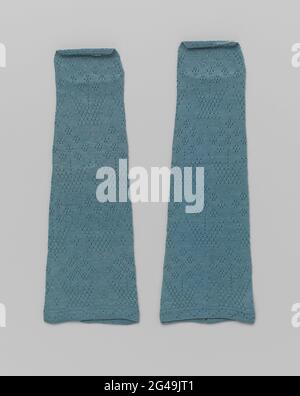 Mitaine aus blauer Seide, offene Strickmode. Mitaine aus blauer Seide, offene Strickarbeit in einem Muster aus großen Blumenkörben in gestaffelten Reihen übereinander. Stockfoto