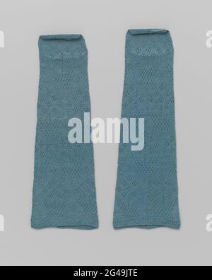 Mitaine aus blauer Seide, offene Strickmode. Mitaine aus blauer Seide, offene Strickarbeit in einem Muster aus großen Blumenkörben in gestaffelten Reihen übereinander. Stockfoto