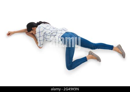 Frau liegend auf weißem Hintergrund Stockfoto