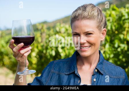 Porträt einer Winzerin mit einem Glas Wein Stockfoto
