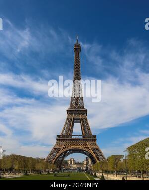 Eiffelturm in Paris Frankreich gegen den blauen Himmel mit Wolken. April 2019 Stockfoto