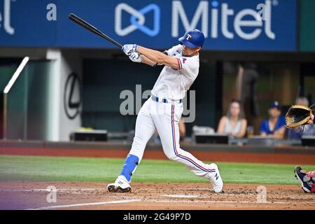 19. Juni 2021: Der erste Baseman der Texas Rangers, Nate Lowe (30), ist bei der Fledermaus.in einem Spiel zwischen den Minnesota Twins und den Texas Rangers im Globe Life Field in Arlington, Texas.Manny Flores/Cal Sport Media Stockfoto