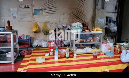 Junge Mitarbeiterin im Lebensmitteldienst, die am Lunchschalter in Battambang, Kambodscha, arbeitet Stockfoto