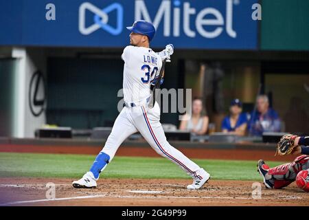 19. Juni 2021: Der erste Baseman der Texas Rangers, Nate Lowe (30), ist bei der Fledermaus.in einem Spiel zwischen den Minnesota Twins und den Texas Rangers im Globe Life Field in Arlington, Texas.Manny Flores/Cal Sport Media Stockfoto