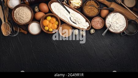 Backzutaten auf schwarzem Hintergrund, Draufsicht Stockfoto