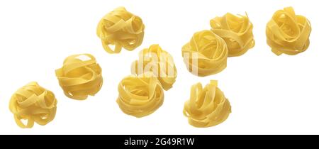 Fallende rohe Tagliatelle Pasta isoliert auf weißem Hintergrund Stockfoto