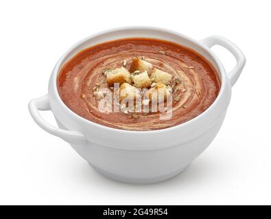 Schüssel Tomatensuppe isoliert auf weißem Hintergrund Stockfoto