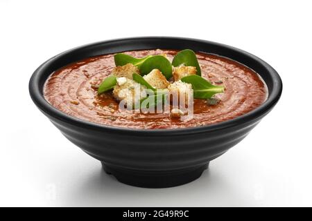 Schüssel Tomatensuppe isoliert auf weißem Hintergrund Stockfoto