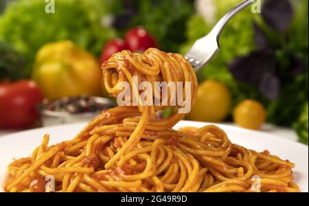 Italienische Pasta Bolognese, Spaghetti mit Tomatenketchup auf der Gabel Stockfoto