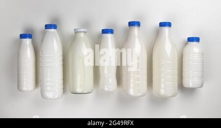 Milchprodukte Verpackung auf weißem Hintergrund, Draufsicht Stockfoto