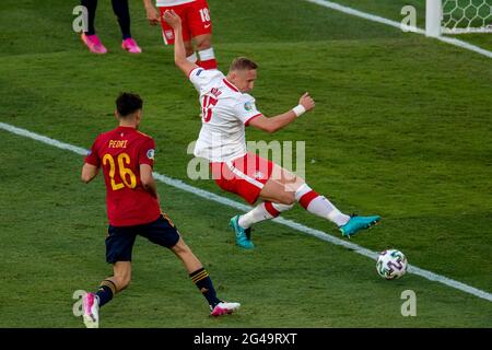 Sevilla, Spanien. Juni 2021. Der polnische Kamil Glik (R) tritt beim Spiel der Gruppe E zwischen Spanien und Polen bei der UEFA Euro 2020 in Sevilla, Spanien, am 19. Juni 2021 an. Quelle: Meng Dingbo/Xinhua/Alamy Live News Stockfoto