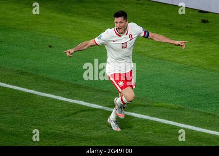 Sevilla, Spanien. Juni 2021. Der polnische Robert Lewandowski feiert sein Tor beim Spiel der Gruppe E zwischen Spanien und Polen bei der UEFA Euro 2020 in Sevilla, Spanien, am 19. Juni 2021. Quelle: Meng Dingbo/Xinhua/Alamy Live News Stockfoto