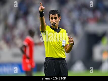 Doha, Katar. Juni 2021. Der katarische Schiedsrichter Saoud Al ADBA ist während des FIFA Arab Cup Qatar 2021 in Doha, Katar, am 19. Juni 2021 mit Gesten vertreten. Kredit: Nikku /Xinhua/Alamy Live Nachrichten Stockfoto