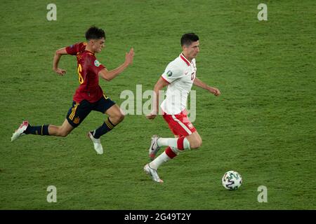 Sevilla, Spanien. Juni 2021. Der spanische Pedri (L) wetteiferte mit dem polnischen Robert Lewandowski während des Spiels der Gruppe E bei der UEFA Euro 2020 in Sevilla, Spanien, am 19. Juni 2021. Quelle: Meng Dingbo/Xinhua/Alamy Live News Stockfoto