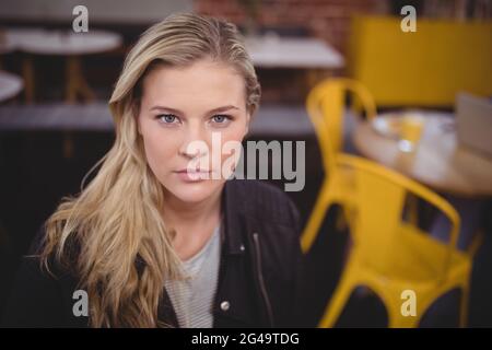 Porträt einer selbstbewussten jungen blonden Frau Stockfoto