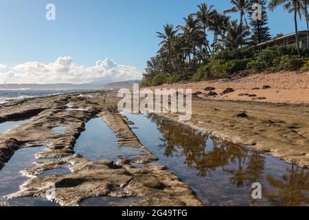 HANALEI, HAWAII, USA - Jun 01, 2021: Wasserspiegelung im exponierten Riff am Kauai's Kepuhi Beach. Stockfoto
