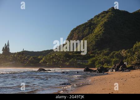 HANALEI, HAWAII, USA - 01. Jun 2021: Dramatische Landschaft umgibt den Ha'ena Beach an Kauais tropischer Nordküste. Stockfoto