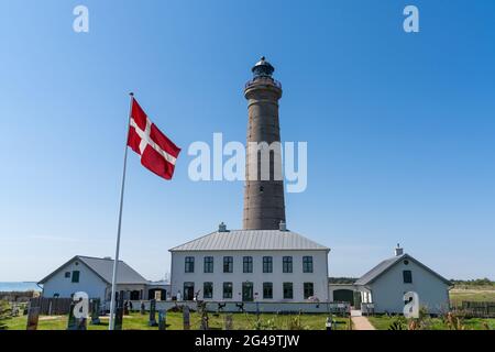 Blick auf den Leuchtturm von Skagen und Sanddünen mit Gräsern im Vordergrund Stockfoto