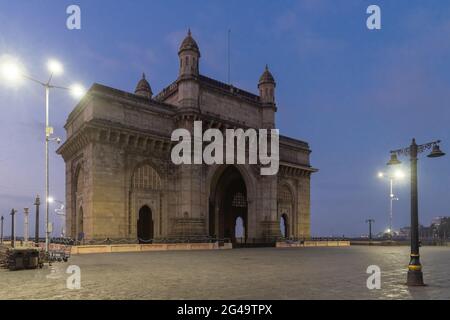 Gate Way of India ein Wahrzeichen in Mumbai Maharashtra India klickte auf @ April 2921 während der Blue Hour mit eingeschaltetem Straßenlaternen Stockfoto