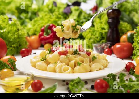 Teller italienische Pasta, Rohr rigate auf Gabel mit Tomaten und Basilikum Stockfoto