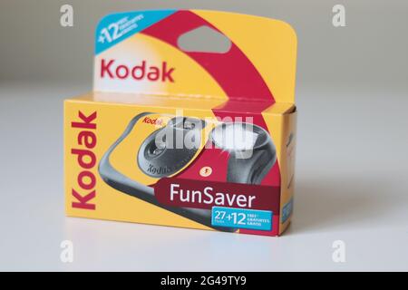 BERLIN, DEUTSCHLAND - 17. Jun 2021: Eine Kodak Einwegkamera mit Kodak 35-mm-Film im Inneren, Konzept Stockfoto