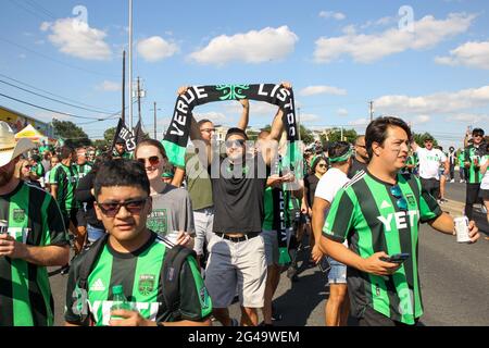 Austin, Texas, USA. Juni 2021. Eine Gruppe von mehreren hundert Fans des FC Austin marschieren vor dem Start des Heimauftakt am 19. Juni 2021 in Austin, Texas, ins Q2 Stadium. Quelle: Scott Coleman/ZUMA Wire/Alamy Live News Stockfoto