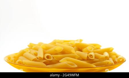 Rohe italienische Penne rigate Pasta auf weißem Hintergrund Stockfoto