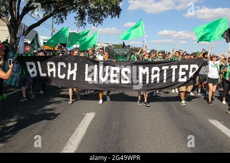 Austin, Texas, USA. Juni 2021. Eine Gruppe von mehreren hundert Fans des FC Austin marschieren vor dem Start des Heimauftakt am 19. Juni 2021 in Austin, Texas, ins Q2 Stadium. Quelle: Scott Coleman/ZUMA Wire/Alamy Live News Stockfoto