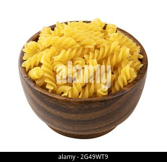 Fusilli Pasta in Holzschale isoliert auf weißem Hintergrund Stockfoto