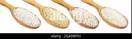 Reis in Holzlöffel isoliert auf weißem Hintergrund Stockfoto