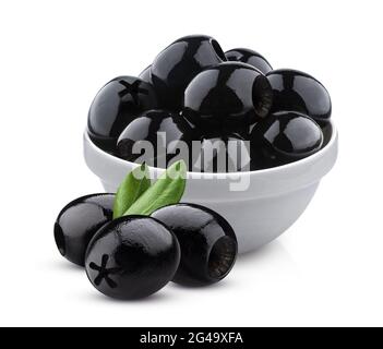 Schwarze entkernte Oliven in Schale isoliert auf weißem Hintergrund Stockfoto