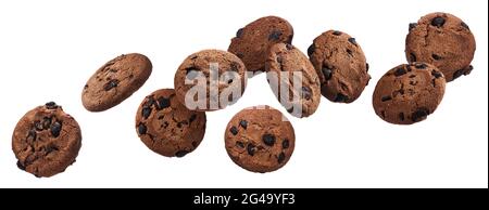 Fallende Chocolate Chip Cookies auf weißem Hintergrund isoliert Stockfoto